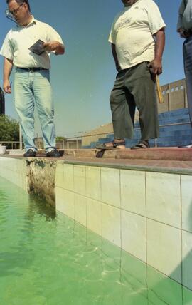 Homens analisando a piscina